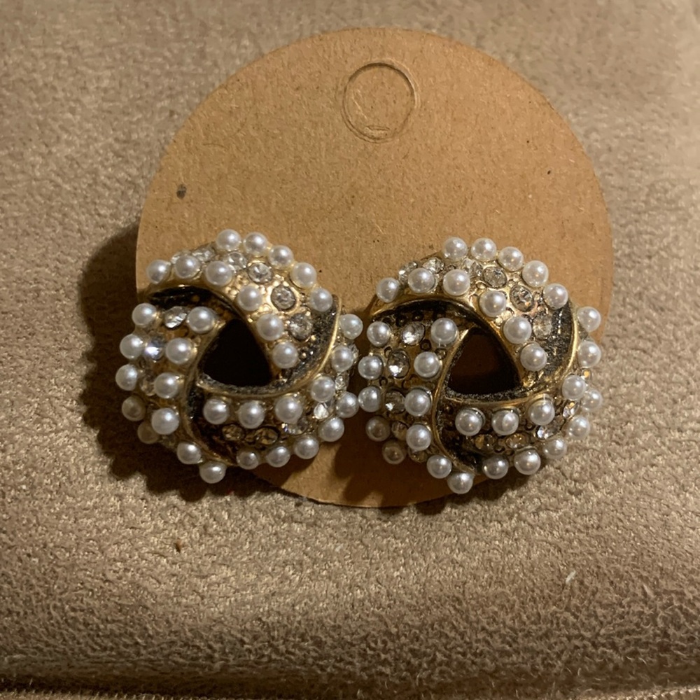 ⭐️*2/$10*⭐️Faux seed pearl and gold twist knot earrings-BRAND NEW